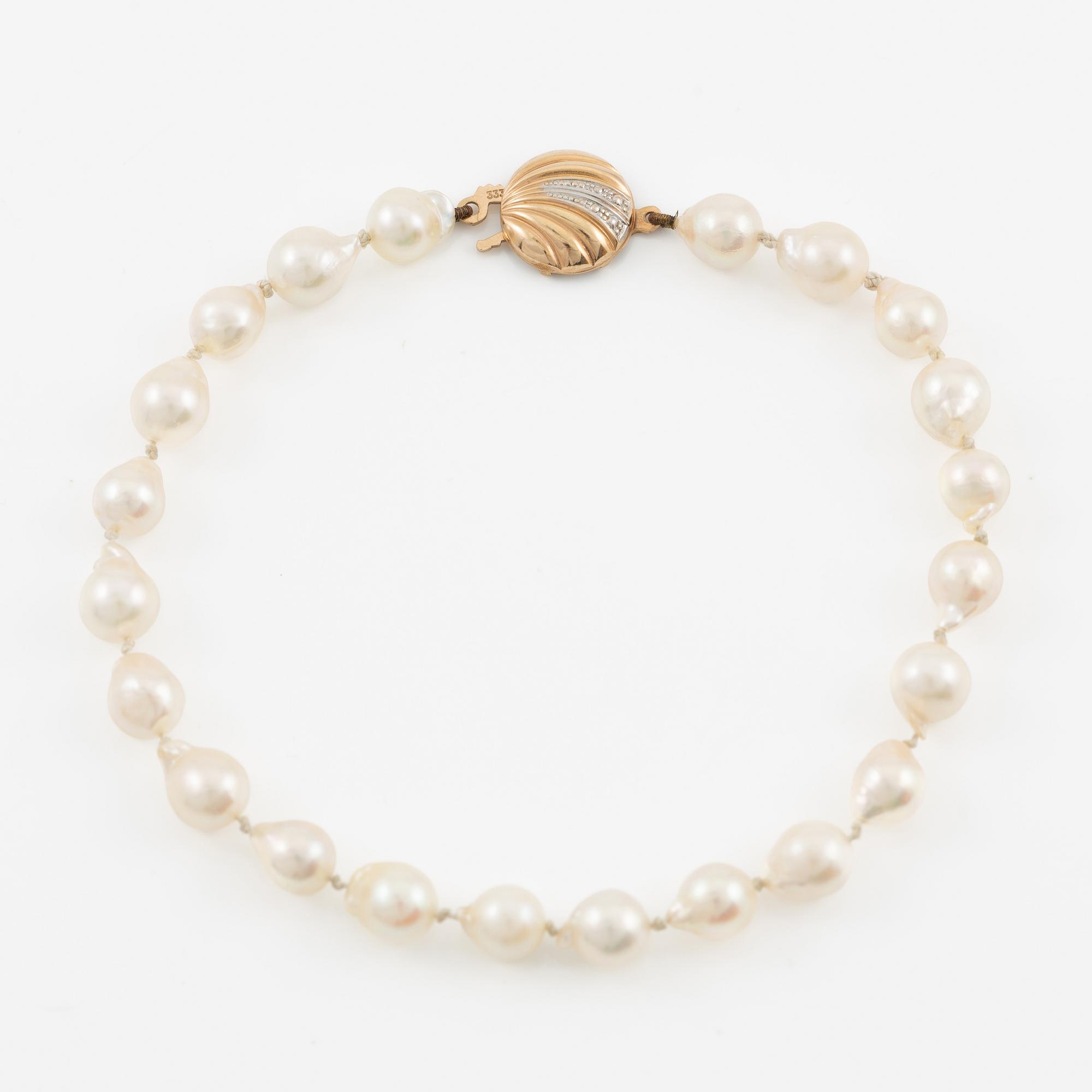 Necklace and bracelet, with cultured pearls, clasp 8K gold.
