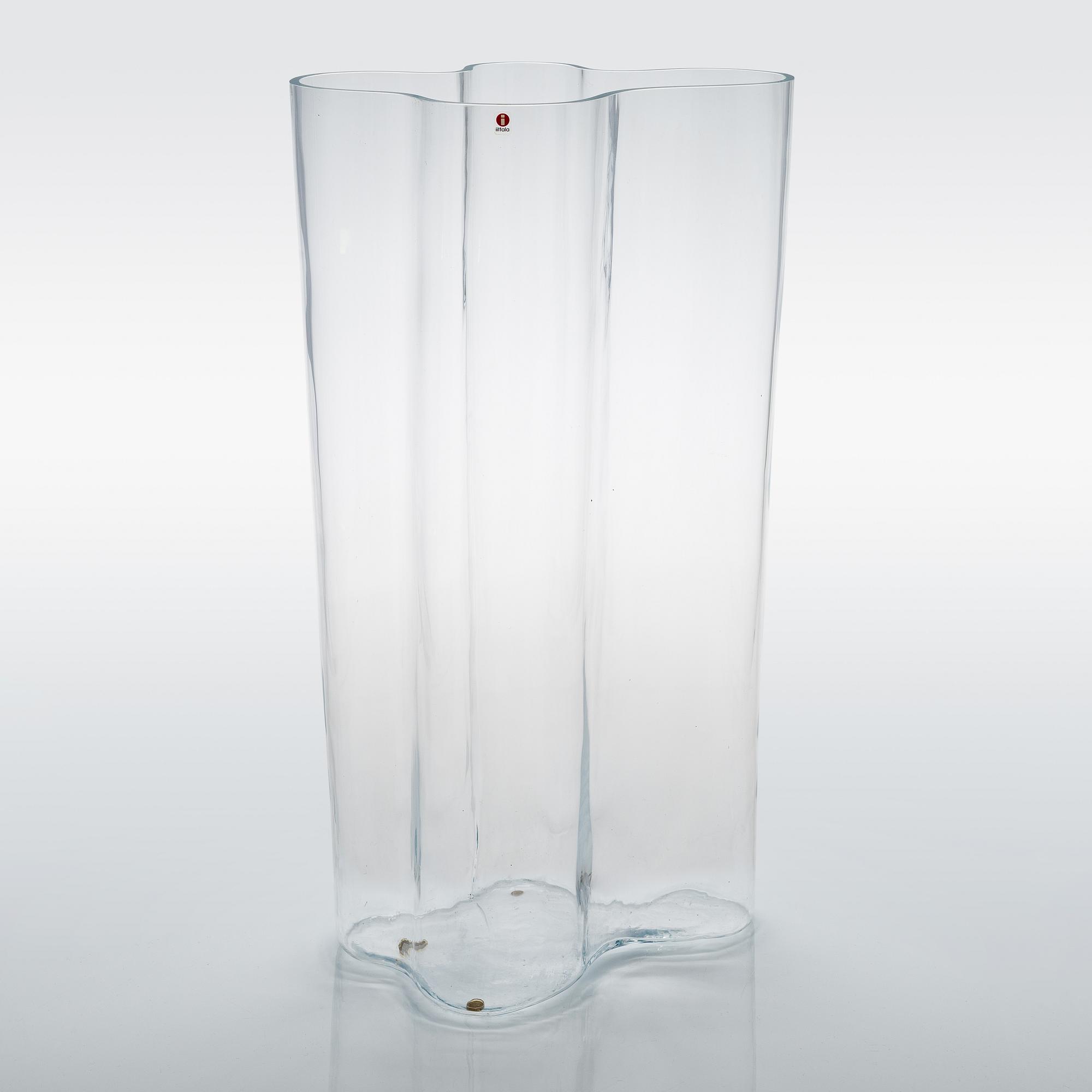 Alvar Aalto, a '0551' vase signed Alvar Aalto Iittala 2006.
