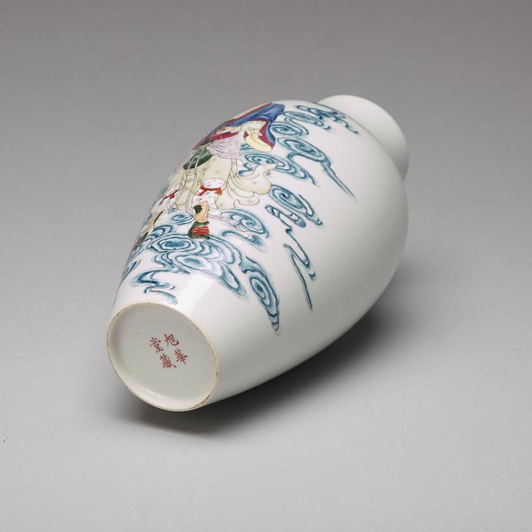 A Chinese vase, 20th Century.