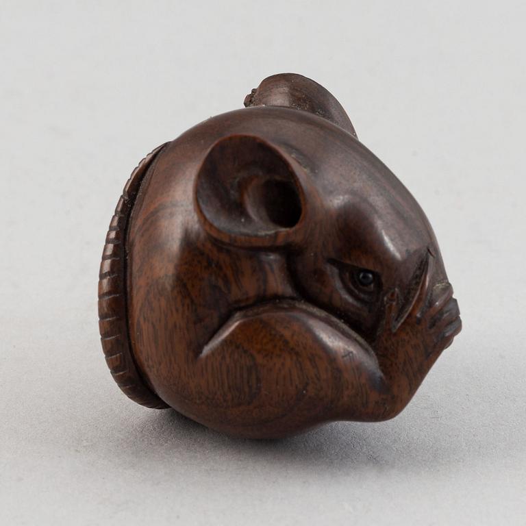 Netsuke, två stycken, trä. 1900-tal.