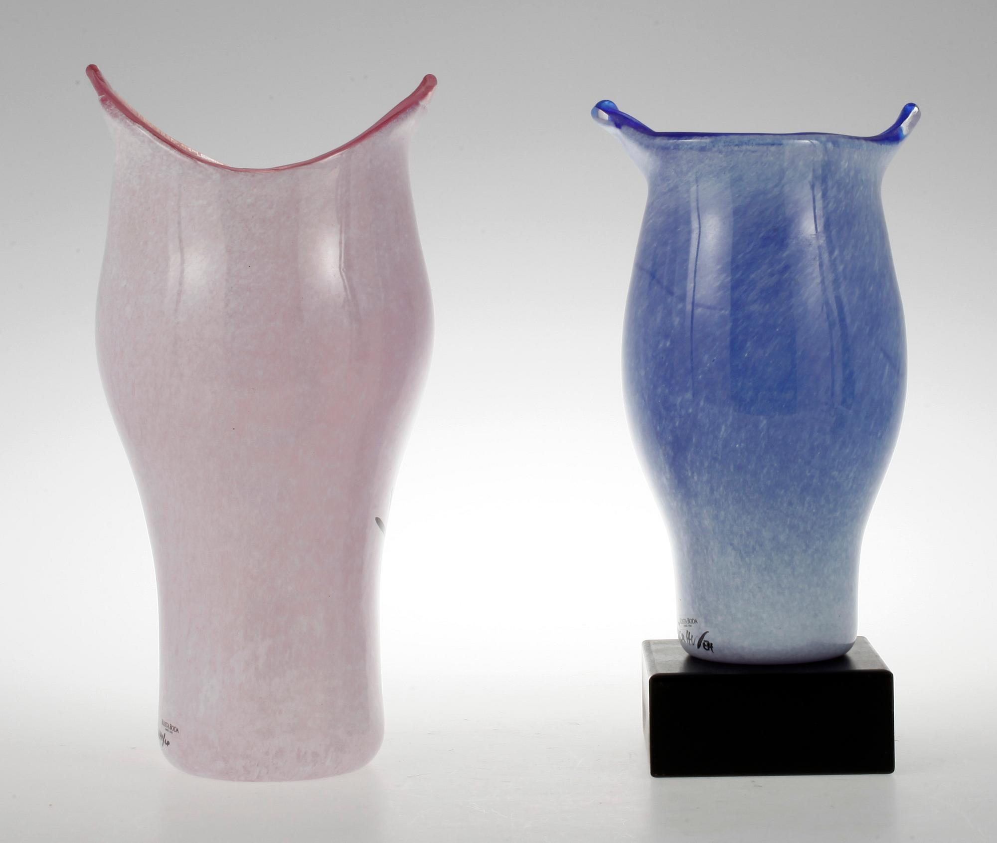 VASER, 2 st. Glas. Ulrica Hydman-Vallien. Artist Collection.