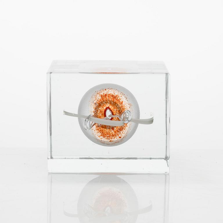 Oiva Toikka, årskub, signerad Oiva Toikka, Nuutajärvi 1985, numrerad 668/2000.