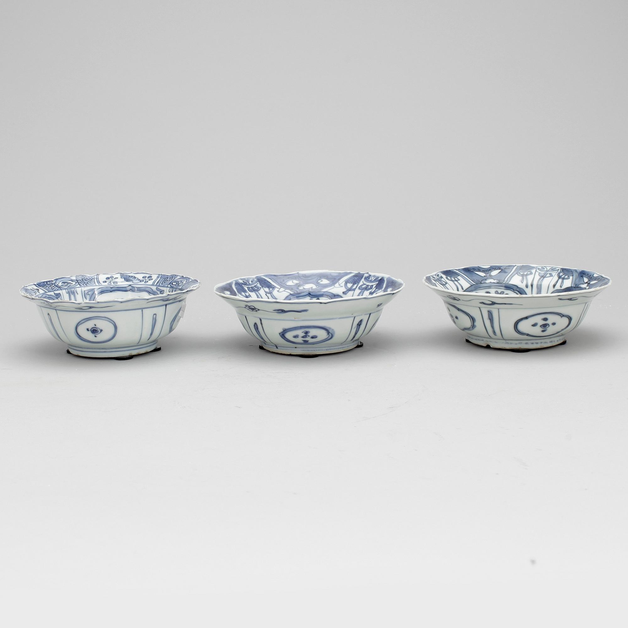 BÄRTALLRIKAR, 3 st. Porslin. Ming dynastin, Wanli (1572-1620).