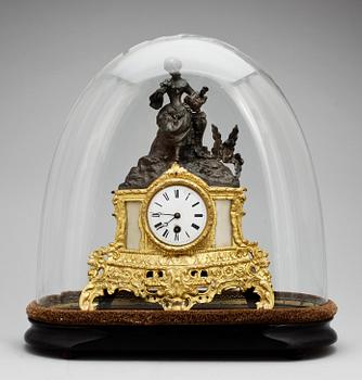 BORDSPENDYL, på sockel med glaskupa, nyrokoko, 1800-talets slut.