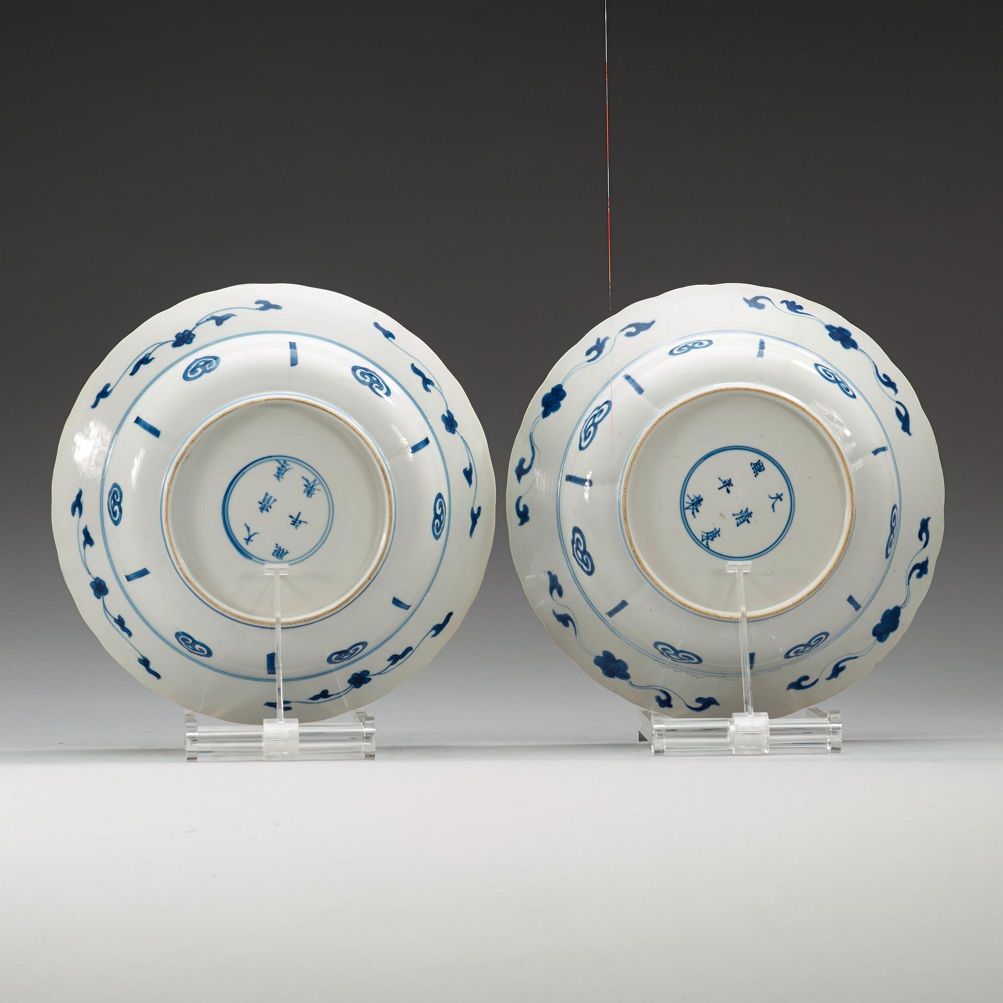 A pair of blue and white dishes, Qing dynasty, with Kangxi six character mark and period (1662-1722).