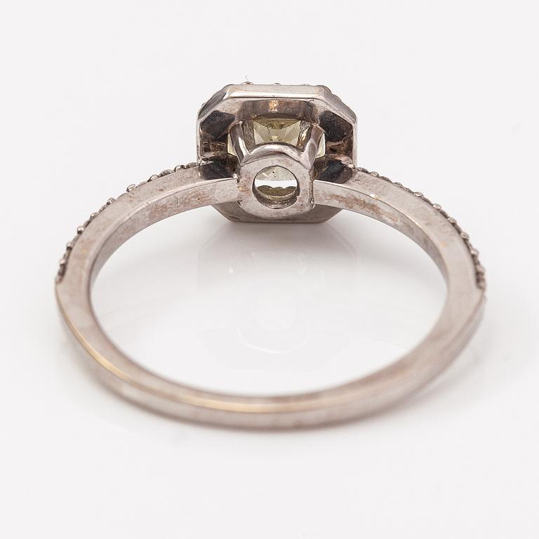An 18K white god ring with diamonds ca. 0.87 ct in total. ITD, Espoo.