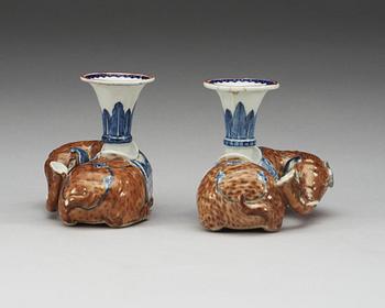 LJUSSTAKAR, ett par, kompaniporslin. Qing dynastin, Qianlong (1736-95).