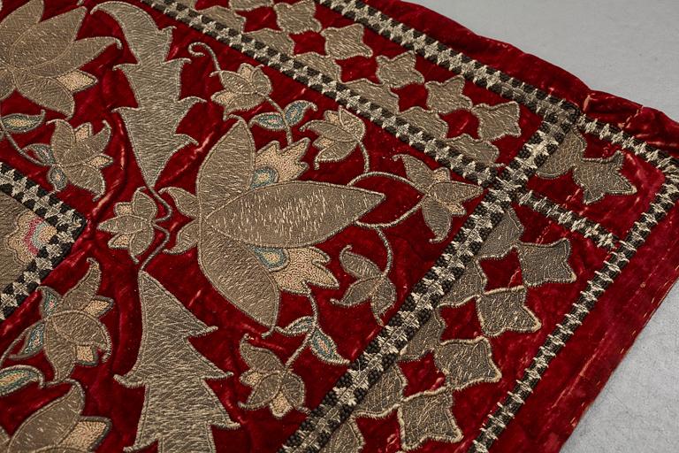 Broderi, antik persisk sammet, ca 150 x 103,5 cm, 1700 - 1800-tal.