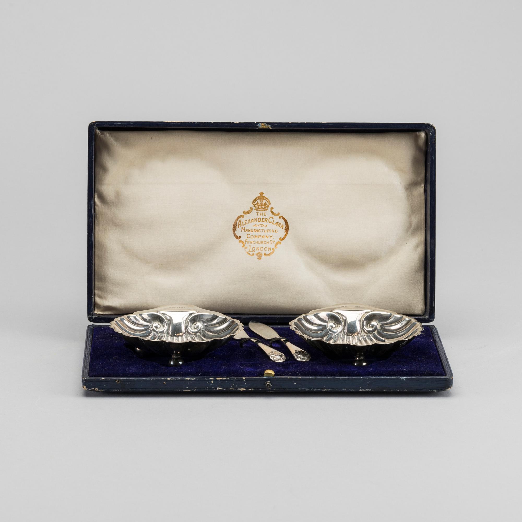 ALEXANDER CLARK & CO,  smörsnäckor ett par samt knivar ett par, silver tidigt 1900-tal i etui.