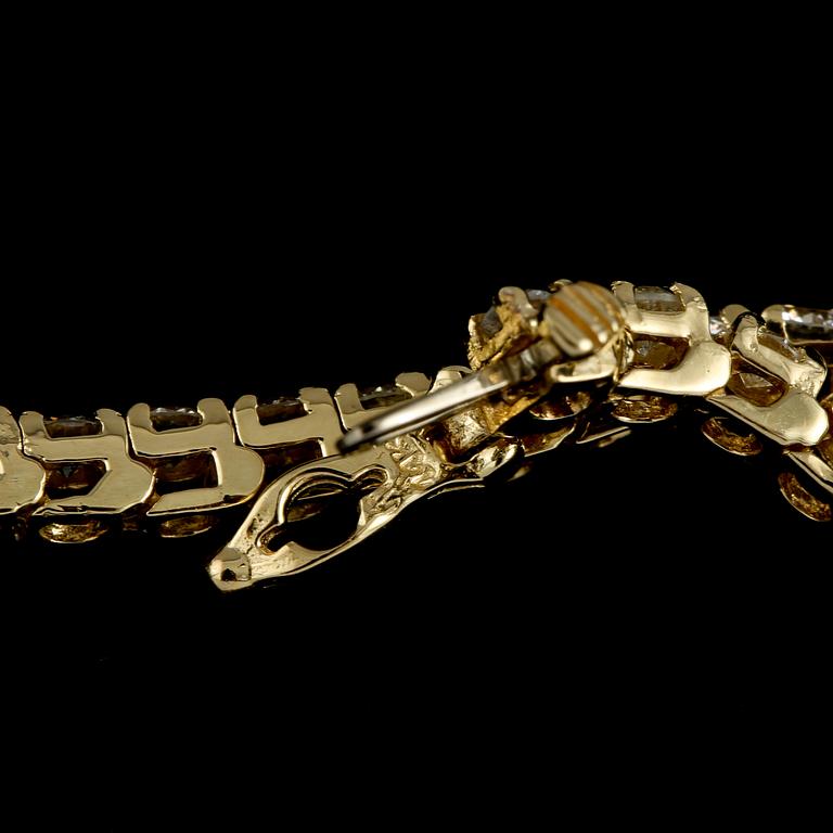 ARMBAND, 14K guld med briljantslipade diamanter, ca 5.75 ct. Vikt 10,9 g.
