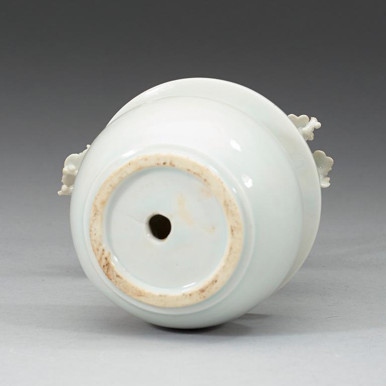 A blanc de chine miniature garden pot with a plant, Qing dynasty (1664-1912).