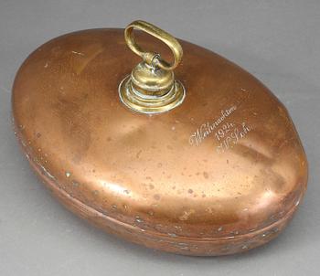 SÄNGVÄRMARE, koppar och mässing, daterad 1924, "Weihnachten, 1924".