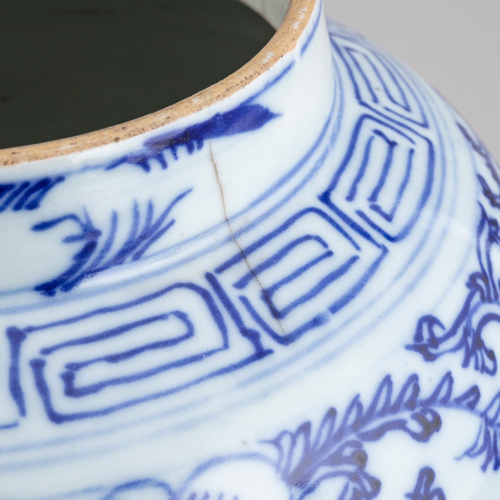 A chinese blue and white urn, Qing Dynasty, 19th century.