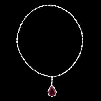 1223. A drop cut ruby, 8.33 cts, and brilliant cut diamond neklace, tot. app. 6 cts.
