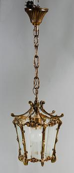TAKLAMPA, mässing och glas, rokokostil, 1900-talets mitt.