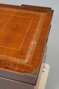 SKRIVBORD, engelsk stil. 1900-talets andra hälft.