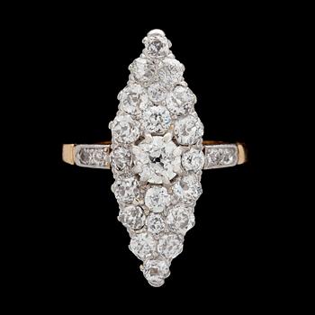 RING, antik- och gammalslipade diamanter, tot. ca 1.80 ct. Sent 1800-tal.