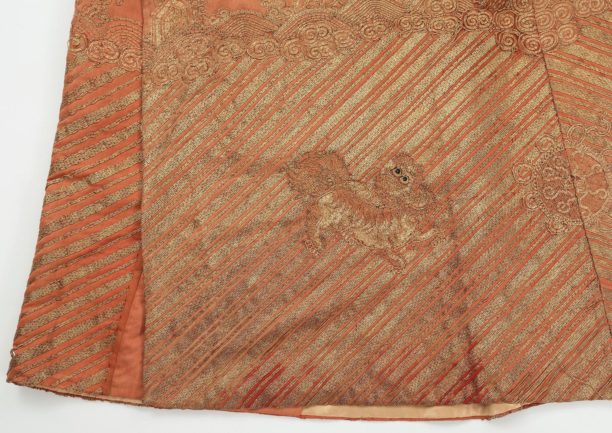 ROCK, broderat siden, höjd 131 cm, Kina sen Qingdynasti (1644-1912).