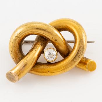 Brooch 14K gold with an old-cut diamond.