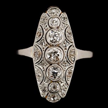RING, 18 k guld, marquismodell, 1900-talets första hälft, med diamanter.