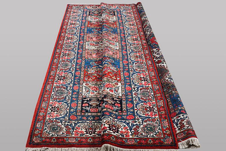 A carpet, Bakhtiari Saman, ca 360 x 252 cm.