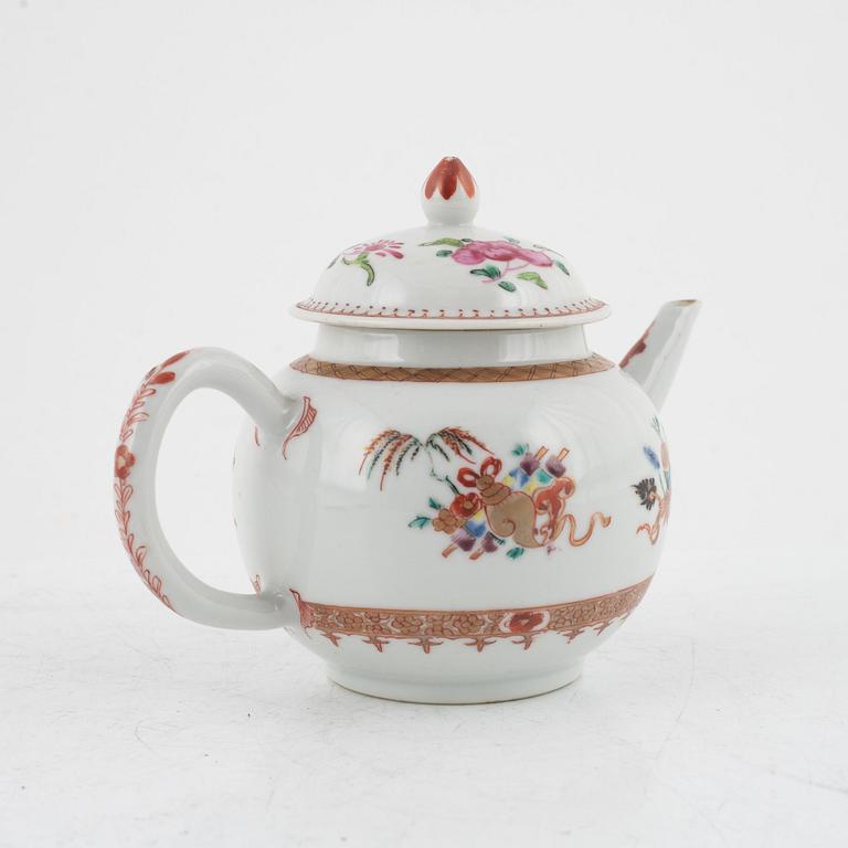 An enamelled Chinese teapot, Qing dynasty, 18th century.