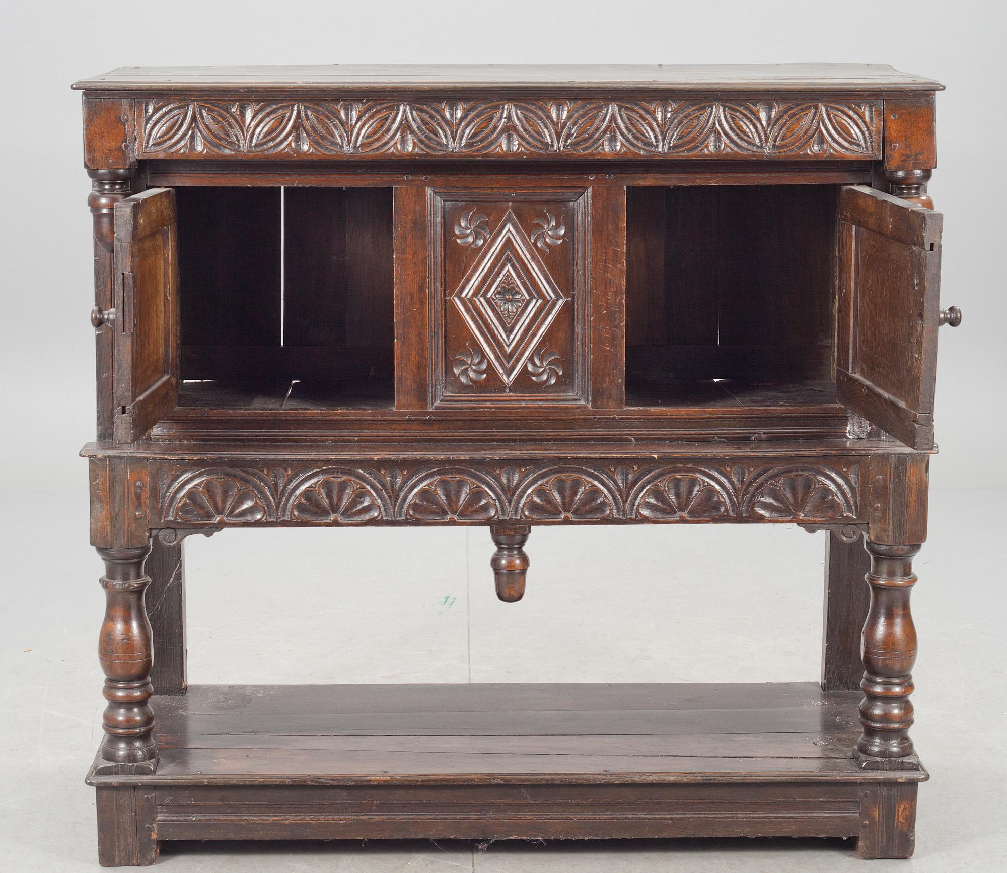 SKÅP. Barock, England, 1600-tal.