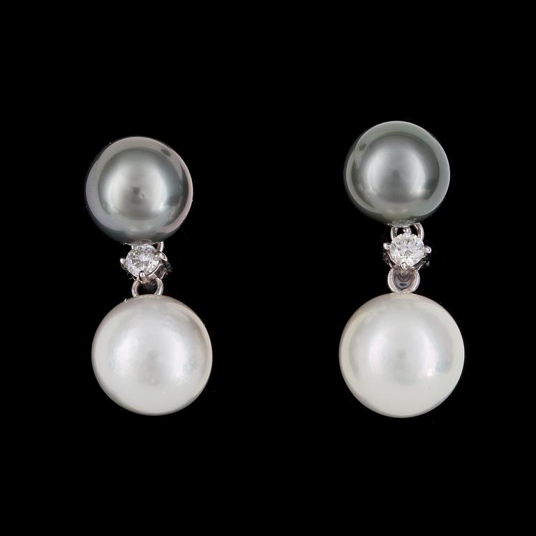 EARRINGS, cultured South Sea and Tahiti pearls, diam. app. 10,9-9,4 mm, with brilliant cut diamonds, tot. app. 0.24 ct.