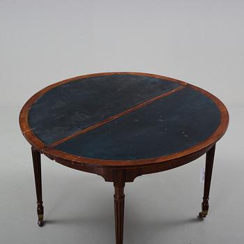 BORD, två stycken, 1800-tal, mahogny med trissor.