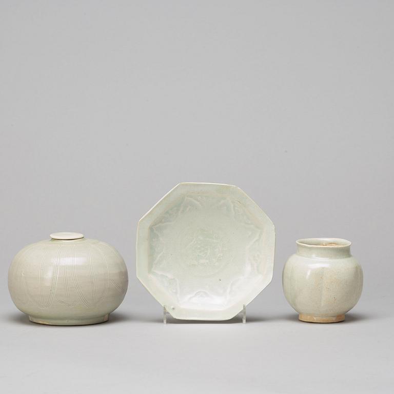 KRUKA med LOCK, URNA samt FAT, porslin. Sydostasien, Sawankhalok, presumably 1400/1600-tal.