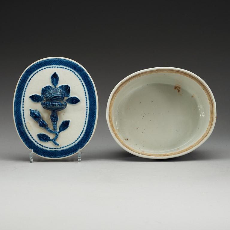 A blue and white tureen with cover, Qing dynasty, Qianlong (1736-95).