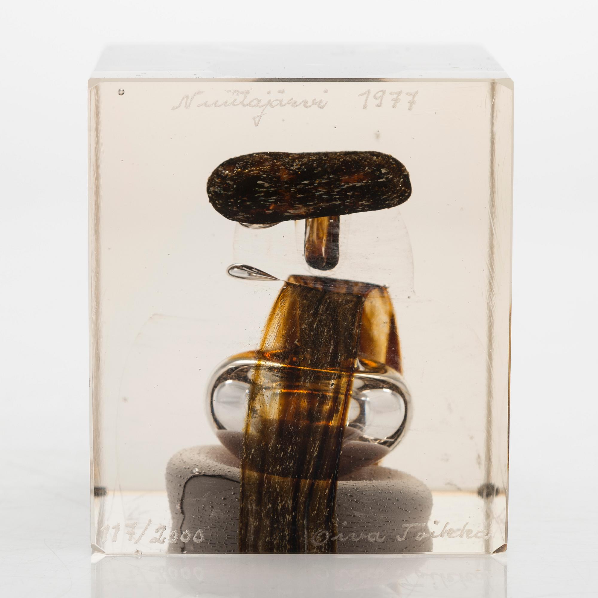 Oiva Toikka, an annual cube, signed Oiva Toikka Nuutajärvi 1977 and numbered 117/2000.