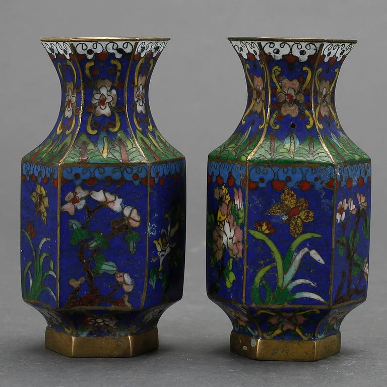 VASER, ett par, Cloisonné, Kina, omkring år 1900.