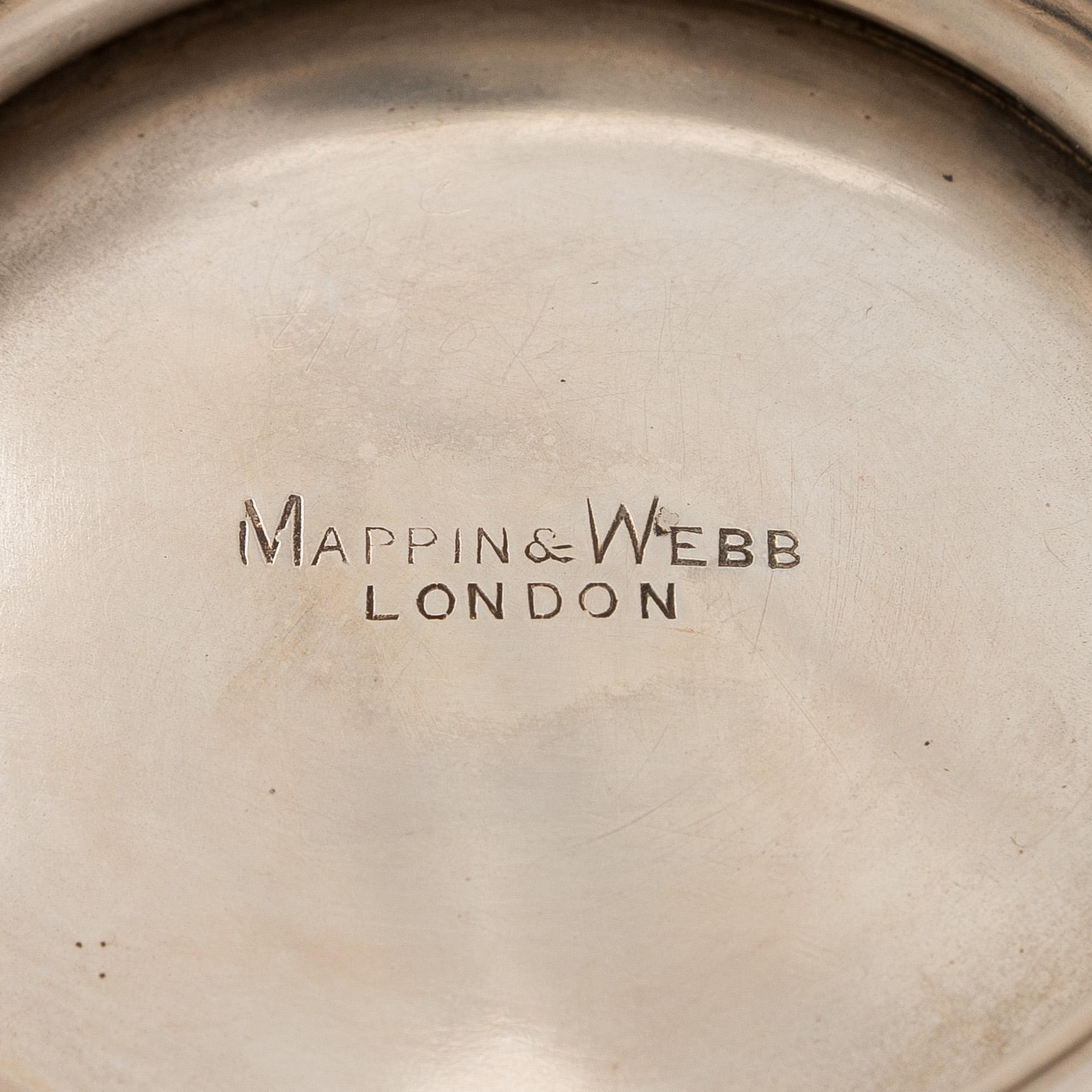 A pair of sterling silver bowls, M&W Sheffield, 1902.