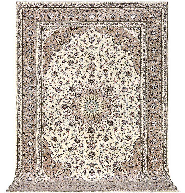 A Kashan carpet, c. 345 x 243 cm.