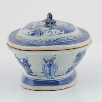 Terrin med lock, tallrik och smörterrin med lock och fat, porslin, Kina, 1700- och 1800-tal.