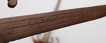 VÄRJOR, 1 par, järn, kopior av medeltida svärd, 1800-/1900-tal.