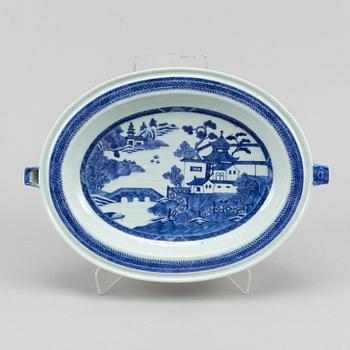 A blue and white hot water dish, Qing dynasty, 19th century.