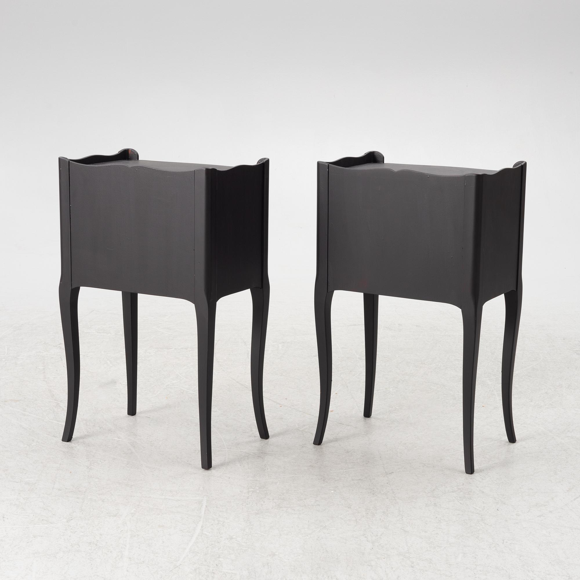 Sängbord, ett par, rokokostil, 1900-talets andra hälft.