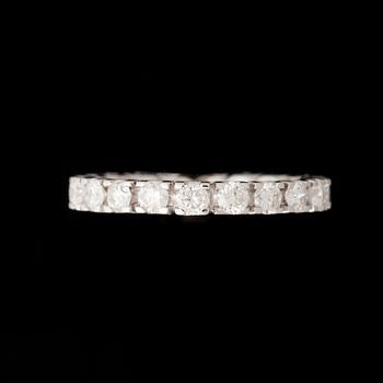ALLIANSRING, 18K vitguld, briljantslipade diamanter tot. ca 1,30 ct. Vikt 2,6 g.