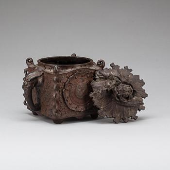 LOCKASK, patinerad metall, Kina/Japan.