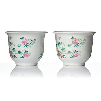 A pair of famille rose flower pots, late Qing dynasty/Republic.