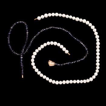 COLLIER, 2 st, fasetterade ametister samt pärlor med utbytbart lås, 14 k guld.