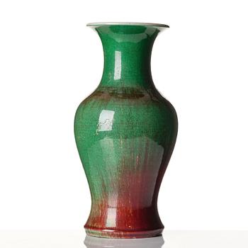 A flambéglazed vase, late Qing dynasty, 19th Century.