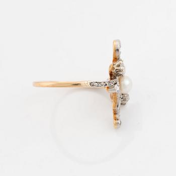 Ring guld och platina med en pärla och rosenslipade diamanter.