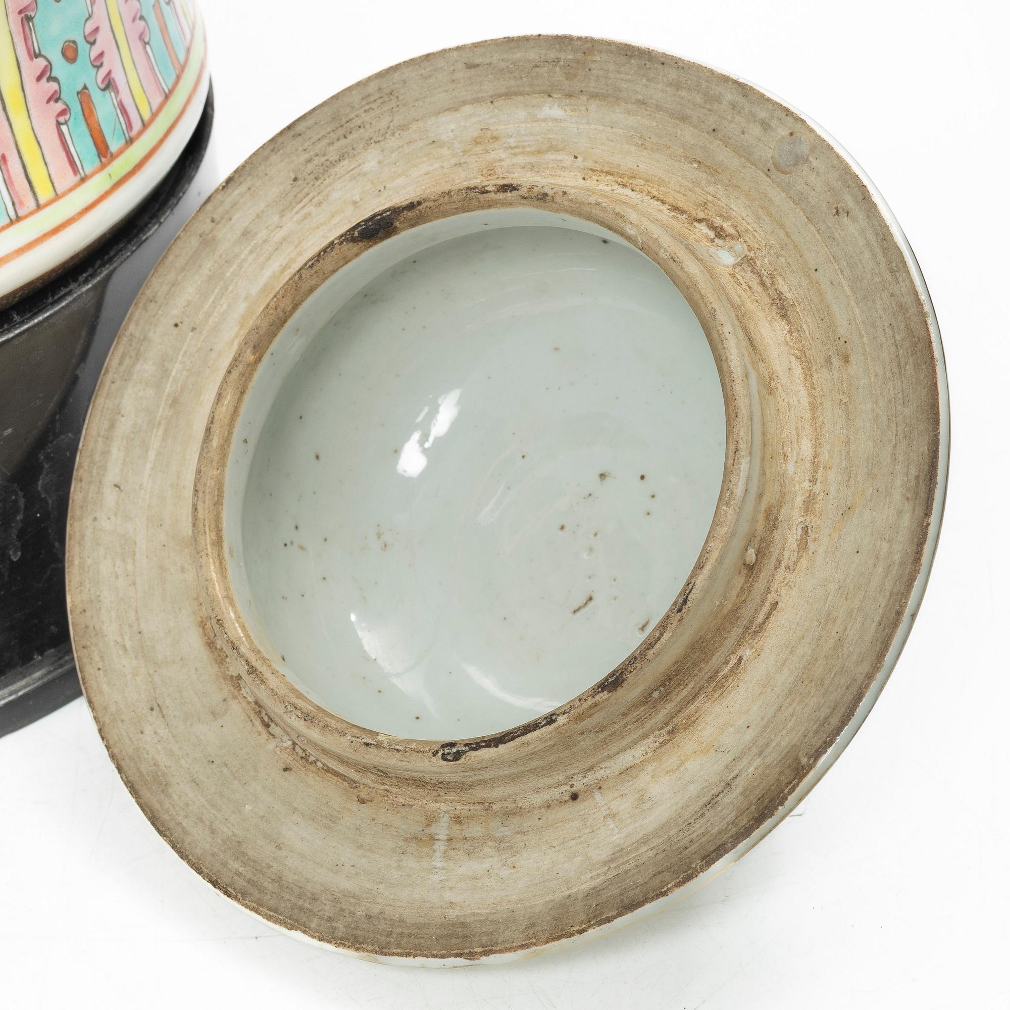 Urna med piedestal, Kina, 1900-talets första hälft.