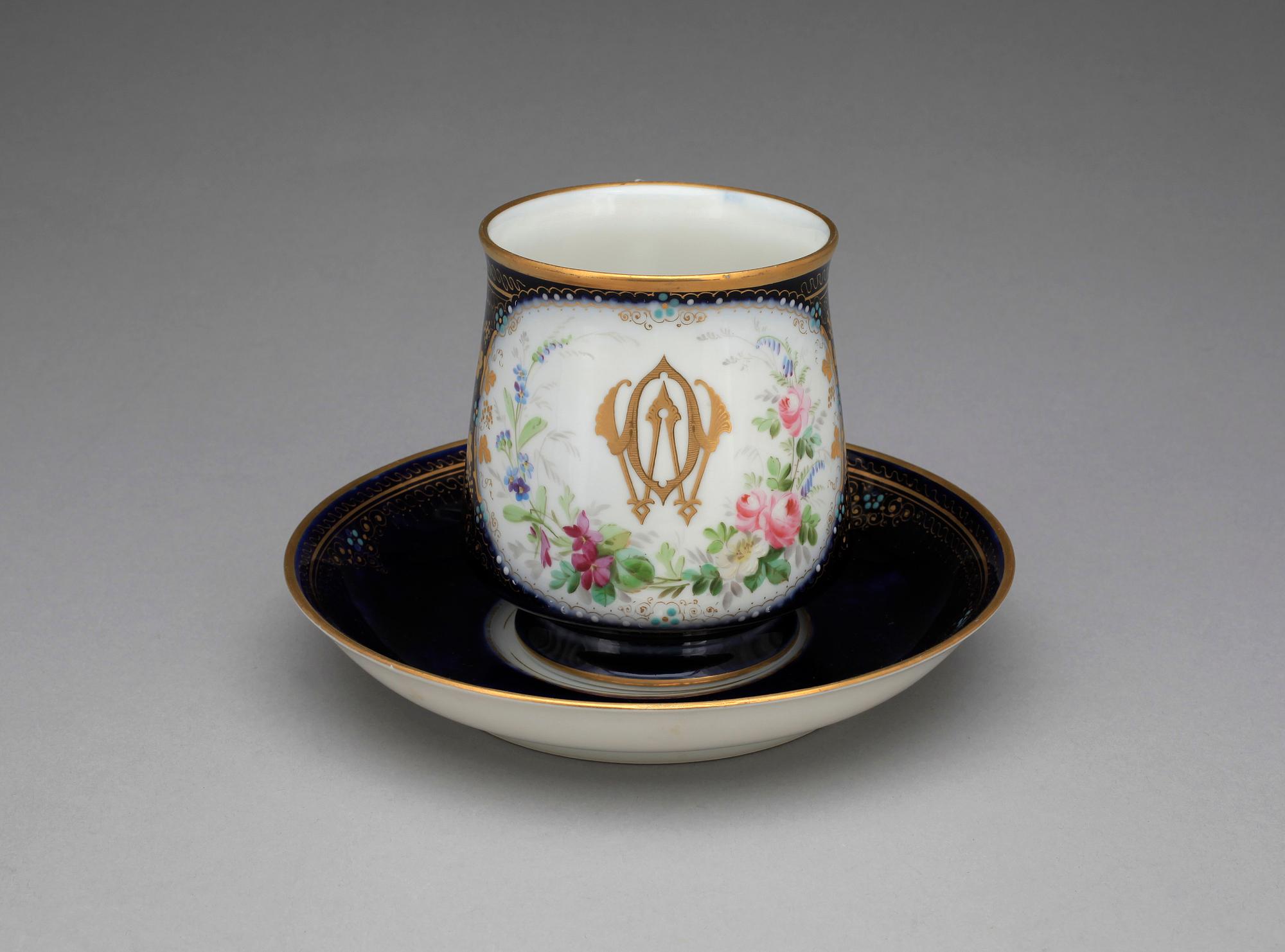 CHOKLADKOPP MED FAT, porslin, Kornilov, Ryssland, dat 29/7 1888.