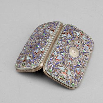 CIGARETTETUI. Silver, cloisonne. Gawrijl Petrowitsch Gratschew, St Petersburg, 1800-talets slut. Ca 180 g.