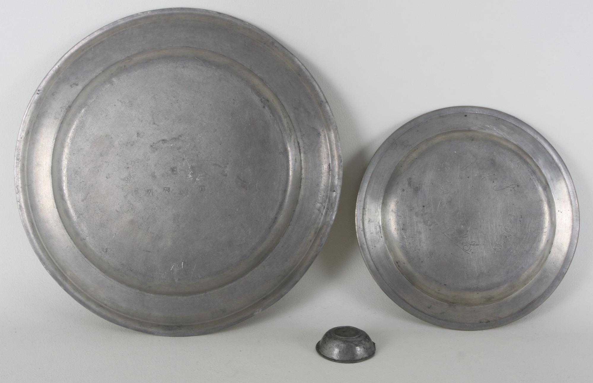 FAT, 2 st och TUMLARE, tenn, bl a Kristianstad 1800-tal och Kalmar 1700-tal.