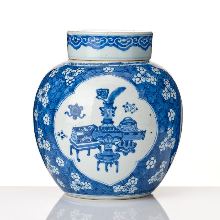 A blue and white jar with cover, Qing dynasty, Kangxi (1662-1722).